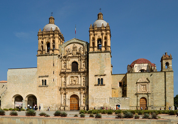 outside view of Iglesia Santo Domingo