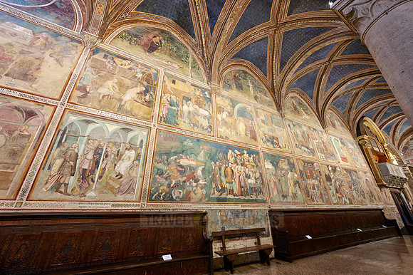 Innenaufnahme mit Fresken der Duomo di Santa Maria Assunta, San Gimignano  | The interior of the Collegiata di Santa Maria Assunta. Duomo Cathedral,  San Gimignano|