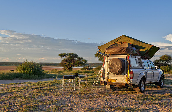 4x4 car with roof tent in Mabuasehube