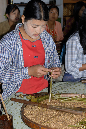 Local Intha cheroot-maker