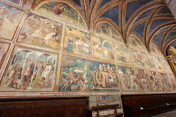 Innenaufnahme mit Fresken der Duomo di Santa Maria Assunta, San Gimignano  | The interior of the Collegiata di Santa Maria Assunta. Duomo Cathedral,  San Gimignano|
