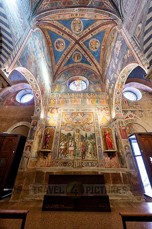 Innenaufnahme mit Fresken der Duomo di Santa Maria Assunta, San Gimignano  | The interior of the Collegiata di Santa Maria Assunta. Duomo Cathedral,  San Gimignano|