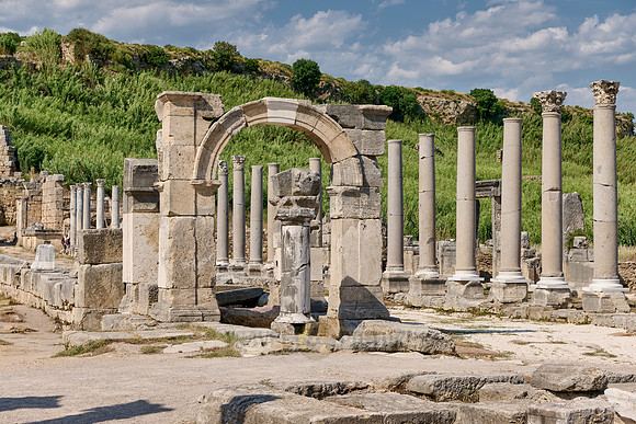 Arch of Apollonius und columns of collonnaded street of Perge