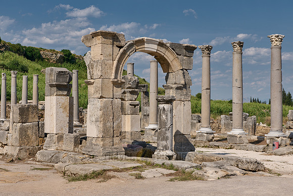 Arch of Apollonius und columns of collonnaded street of Perge