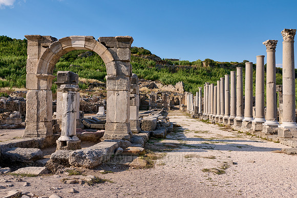 Arch of Apollonius und columns of collonnaded street of Perge