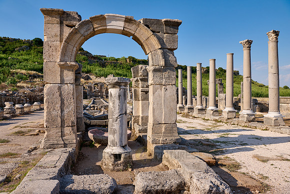 Arch of Apollonius und columns of collonnaded street of Perge