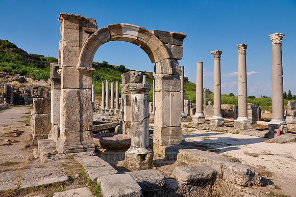 Arch of Apollonius und columns of collonnaded street of Perge