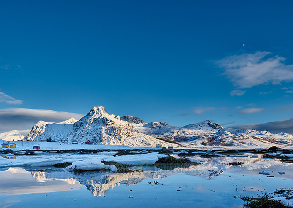 mountains and winter landscape at Flakstadpollen