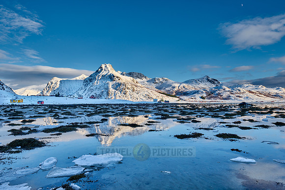 mountains and winter landscape at Flakstadpollen