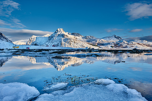 mountains and winter landscape at Flakstadpollen