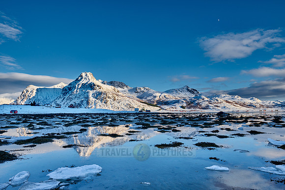 mountains and winter landscape at Flakstadpollen