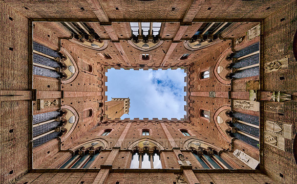 Look from the courtyard of the Palazzo Pubblico up on the Torre del Mangia