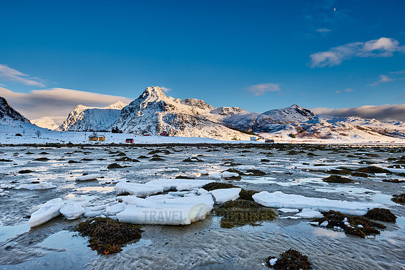 mountains and winter landscape at Flakstadpollen