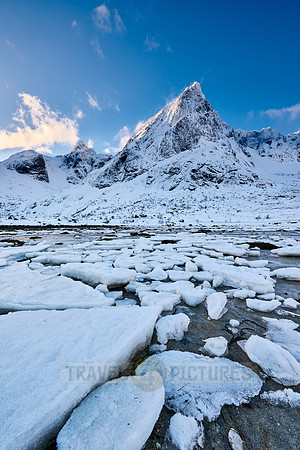 mountains and winter landscape at Flakstadpollen