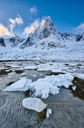 mountains and winter landscape at Flakstadpollen
