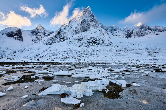 mountains and winter landscape at Flakstadpollen