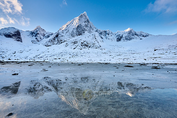 mountains and winter landscape at Flakstadpollen