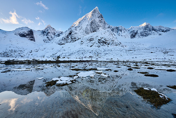 mountains and winter landscape at Flakstadpollen