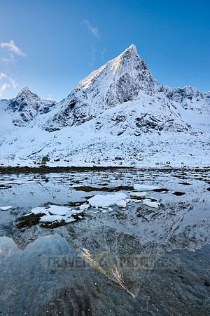 mountains and winter landscape at Flakstadpollen