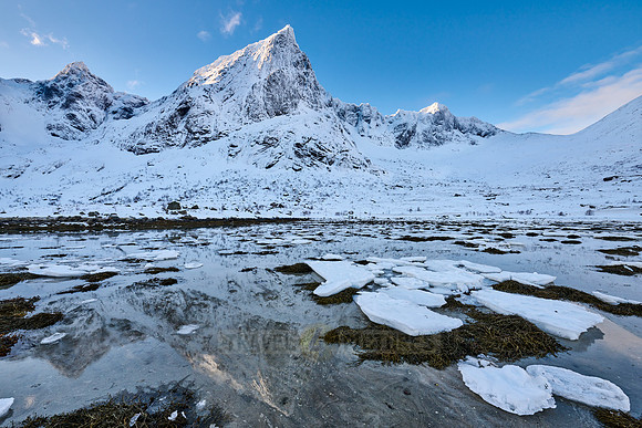 mountains and winter landscape at Flakstadpollen