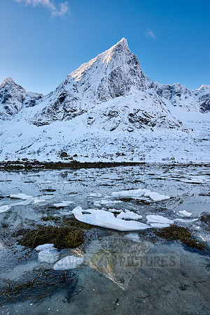 mountains and winter landscape at Flakstadpollen
