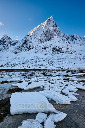 mountains and winter landscape at Flakstadpollen