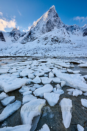 mountains and winter landscape at Flakstadpollen