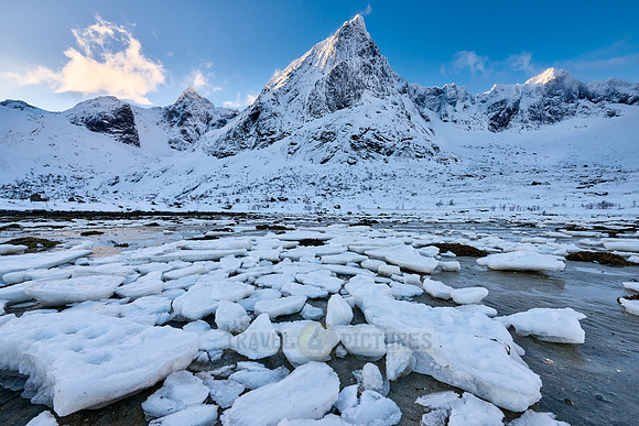 mountains and winter landscape at Flakstadpollen