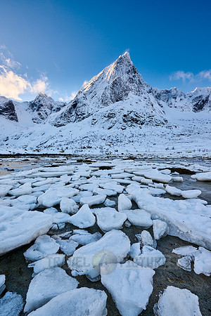 mountains and winter landscape at Flakstadpollen