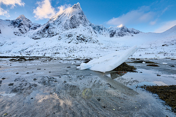 mountains and winter landscape at Flakstadpollen