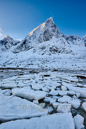 mountains and winter landscape at Flakstadpollen