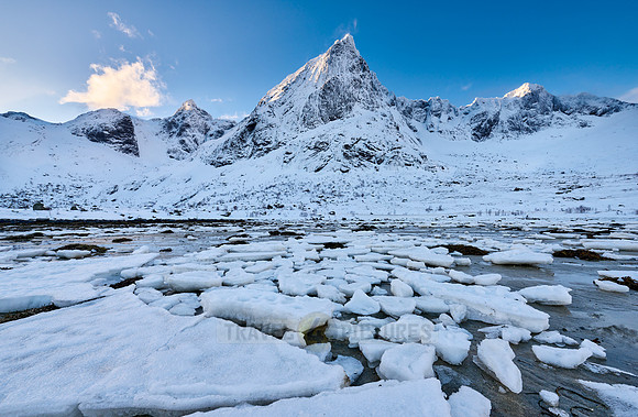 mountains and winter landscape at Flakstadpollen
