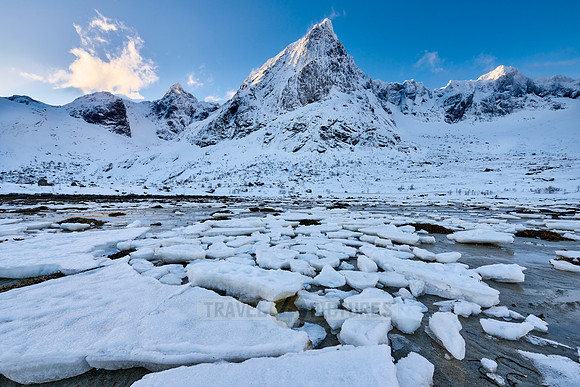 mountains and winter landscape at Flakstadpollen