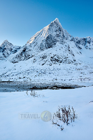 mountains and winter landscape at Flakstadpollen