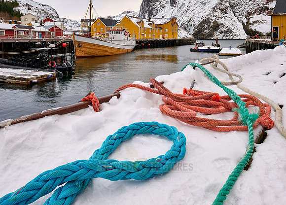 ropes in Nusfjord harbor