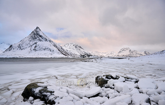 mountains and winter landscape at Flakstadbruene