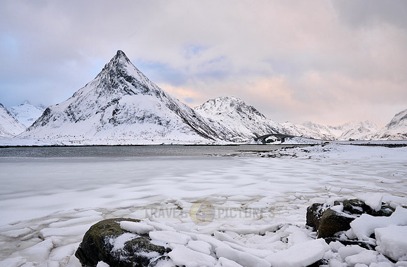 mountains and winter landscape at Flakstadbruene