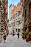 narrow road in Siena