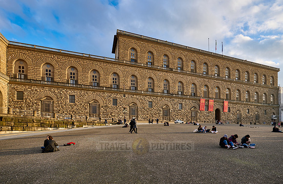 outside view of Palazzo Pitti