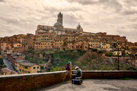 Painter in front of a backdrop of Siena