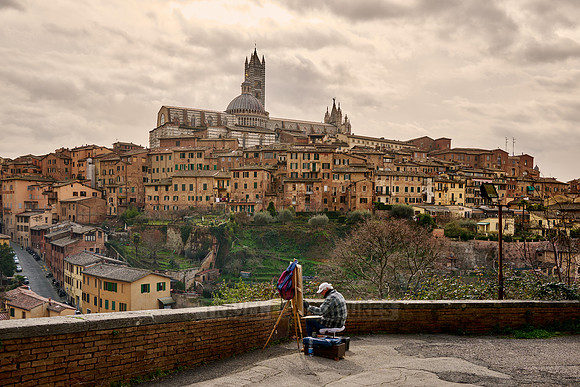 Painter in front of a backdrop of Siena