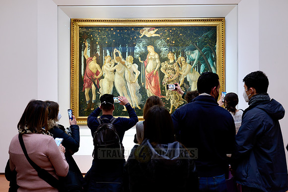 the painting La Primavera by Sandro Botticelli, Uffizi gallery