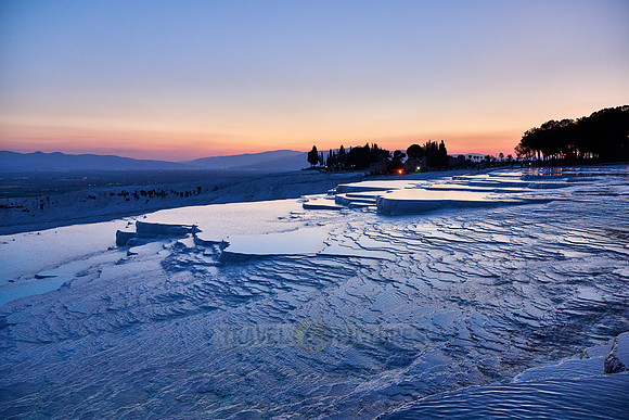 Sonnenuntergang hinter  Kalksinterterrassen von Pamukkale  |sunset behind Pamukkale travertine terraces|