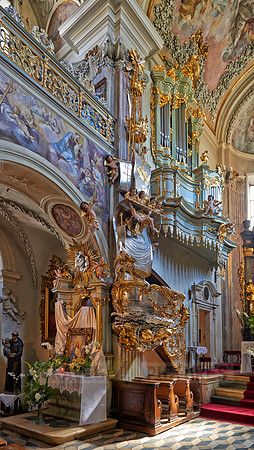 interior shot of Saint Andrew church