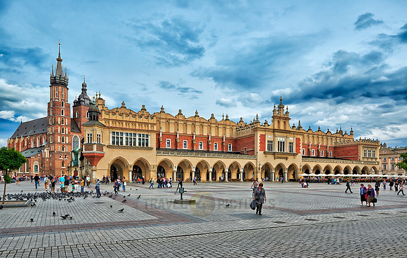 Cloth Hall (Sukiennice) and St. Mary's Basilica