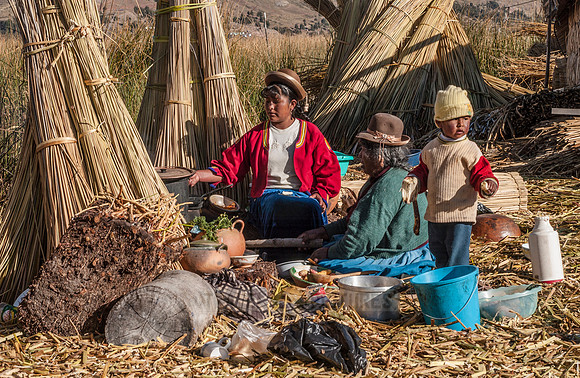 Indigena women of local Uros
