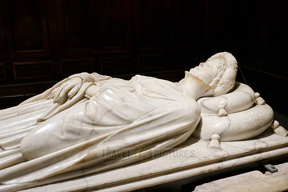 Tomb and monument of Ilaria del Carretto by Jacopo della Quercia in Lucca