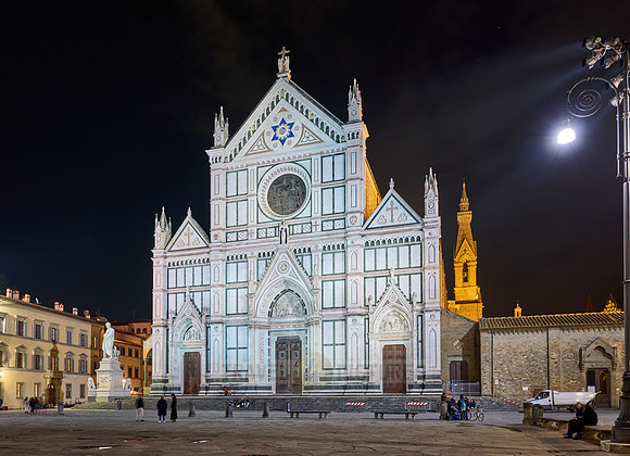 night shot of illuminated Basilica di Santa Croce di Firenze