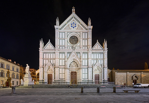 night shot of illuminated Basilica di Santa Croce di Firenze