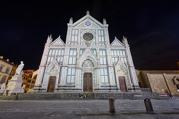 night shot of illuminated Basilica di Santa Croce di Firenze